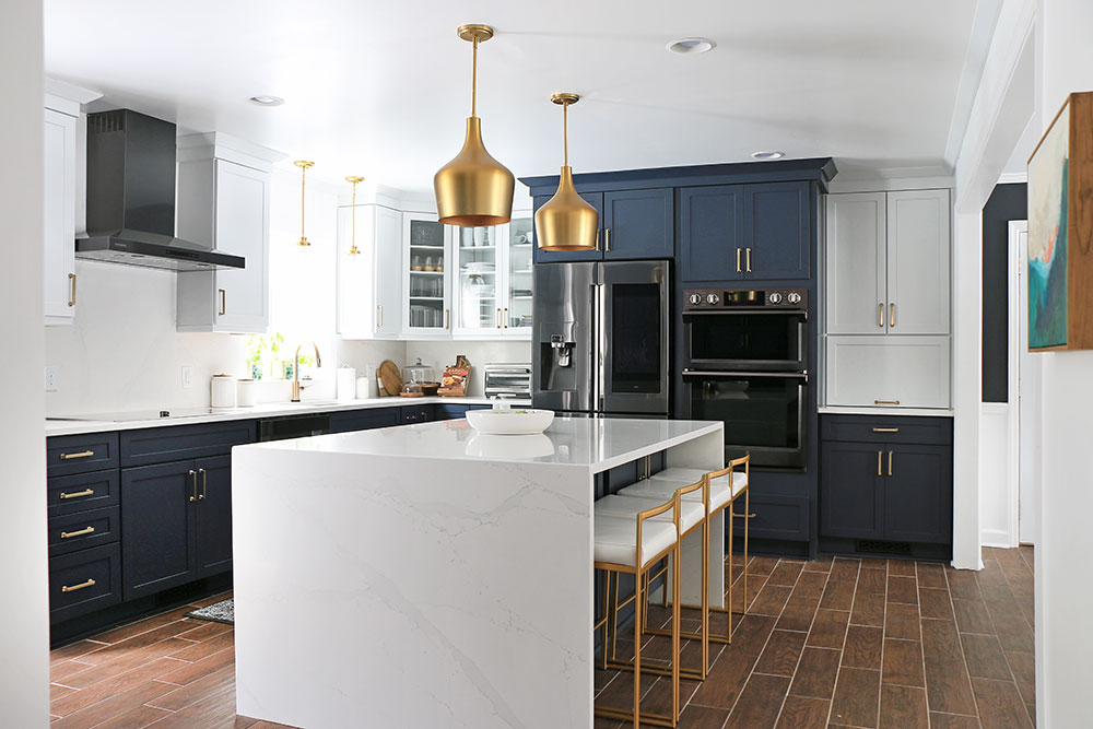 https://semistories.semihandmade.com/wp-content/uploads/2020/06/Styled-Kitchen-with-two-toned-cabinets.jpg