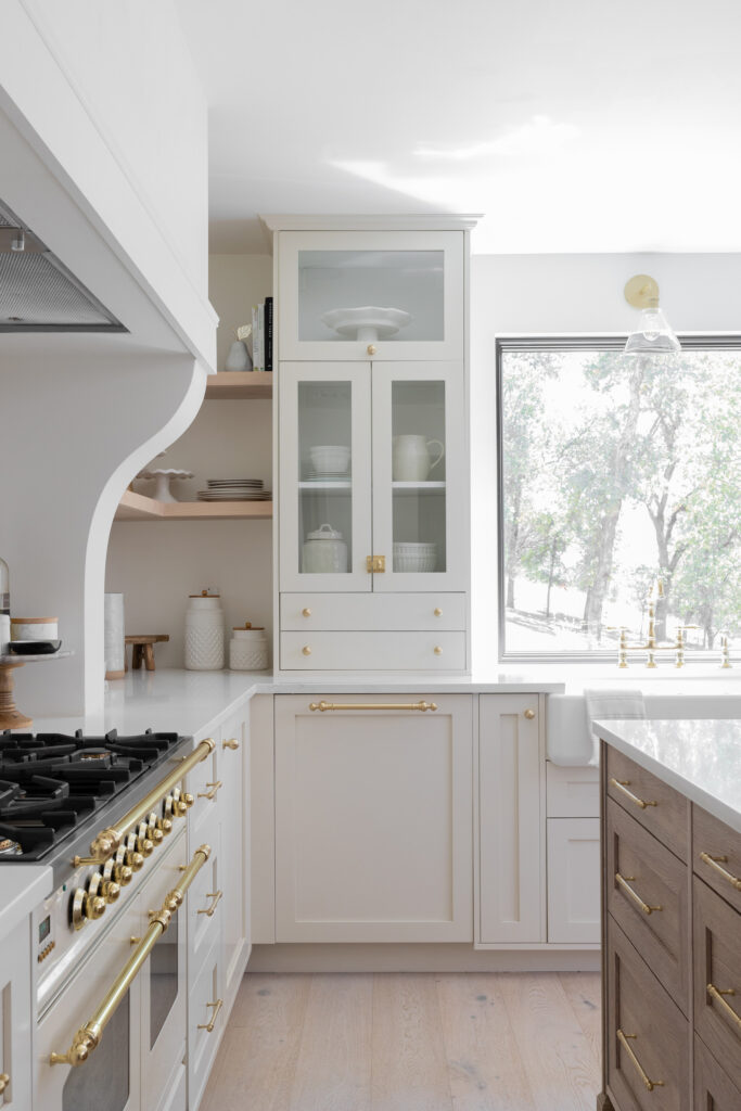 White shaker kitchen with brass harwdare