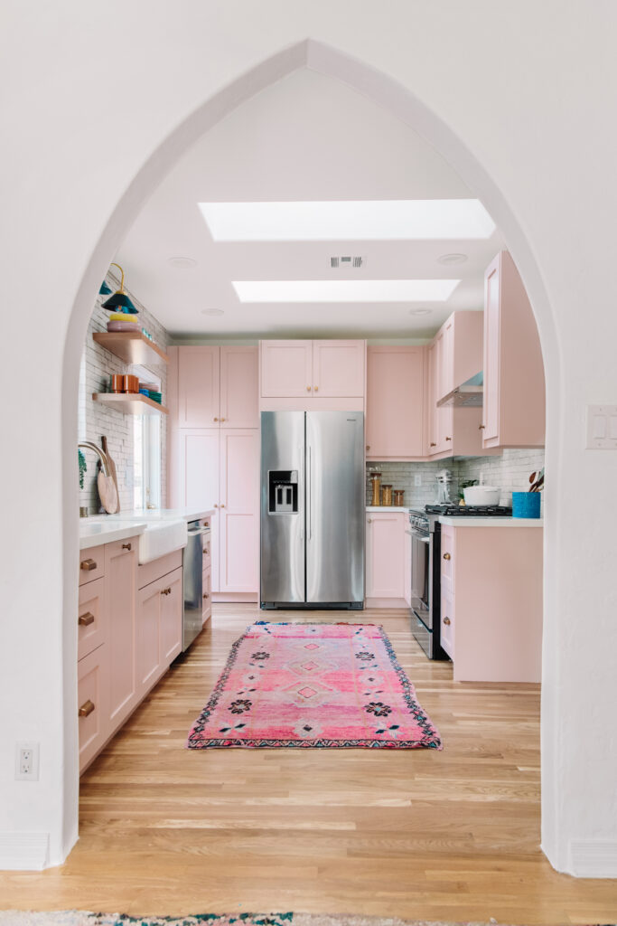 Pointed archway in pink kitchen