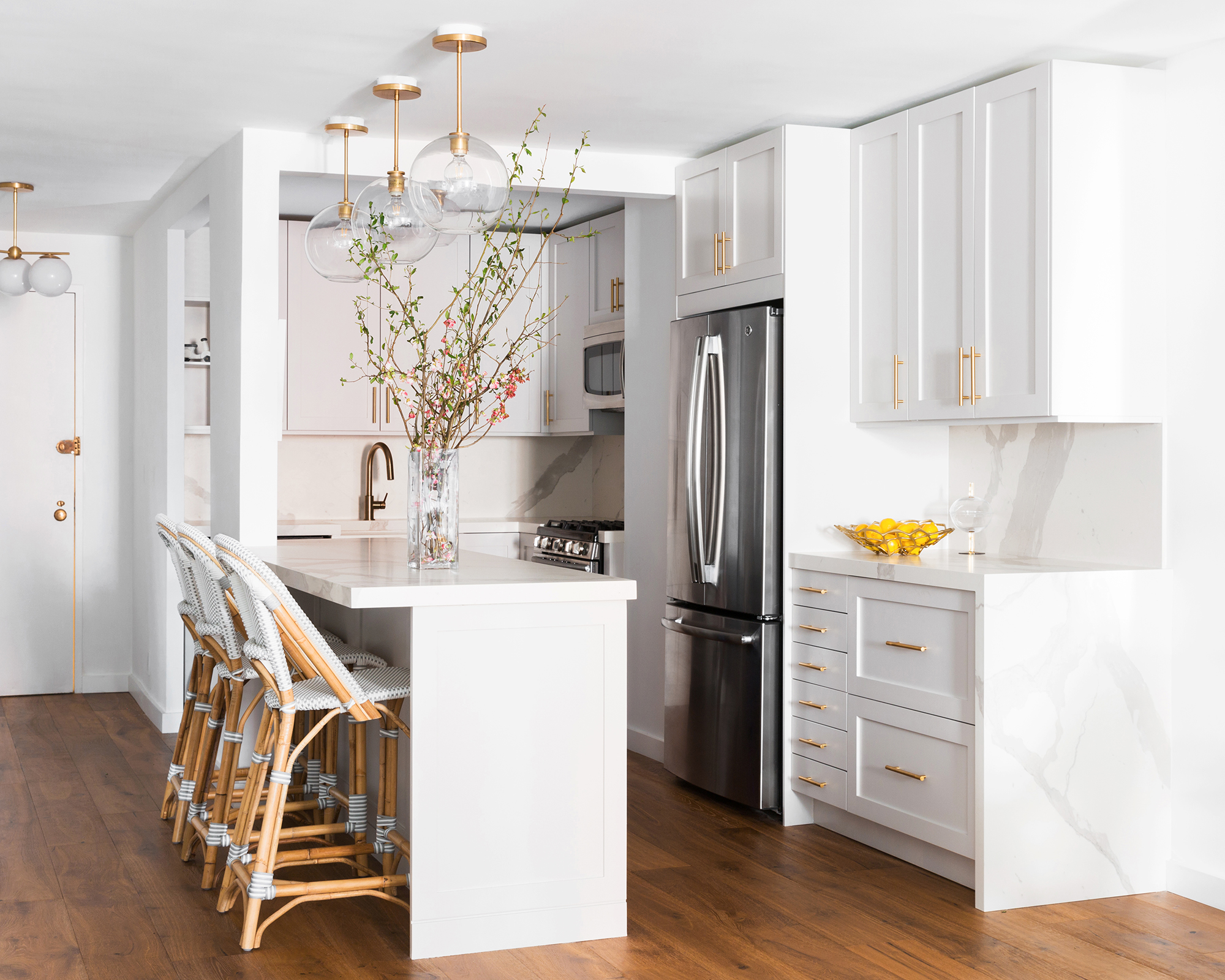 18 White Kitchen Cabinets That Will Never Go Out of Style   SemiStories