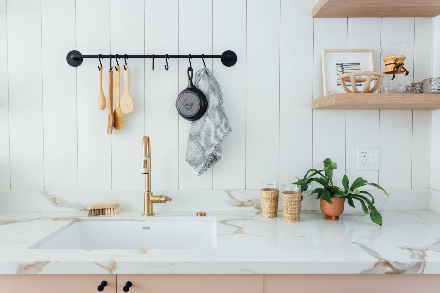 6 Kitchen Rail Ideas That Keep Your Utensils Within Reach - SemiStories