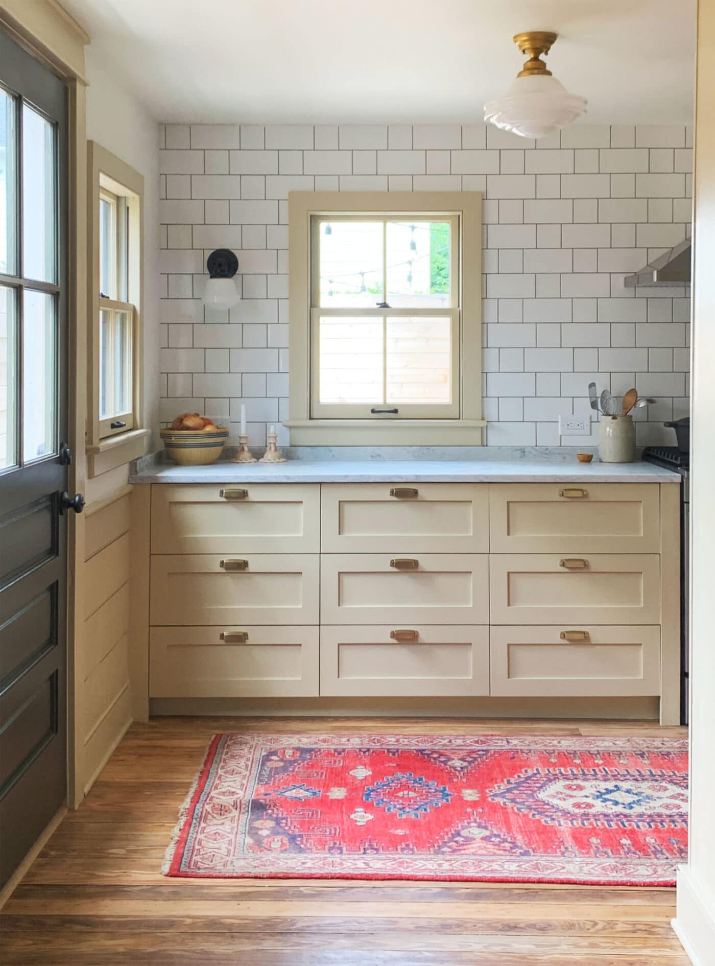 6 Cream Colored Cabinets For a Warm, Welcoming Kitchen - SemiStories