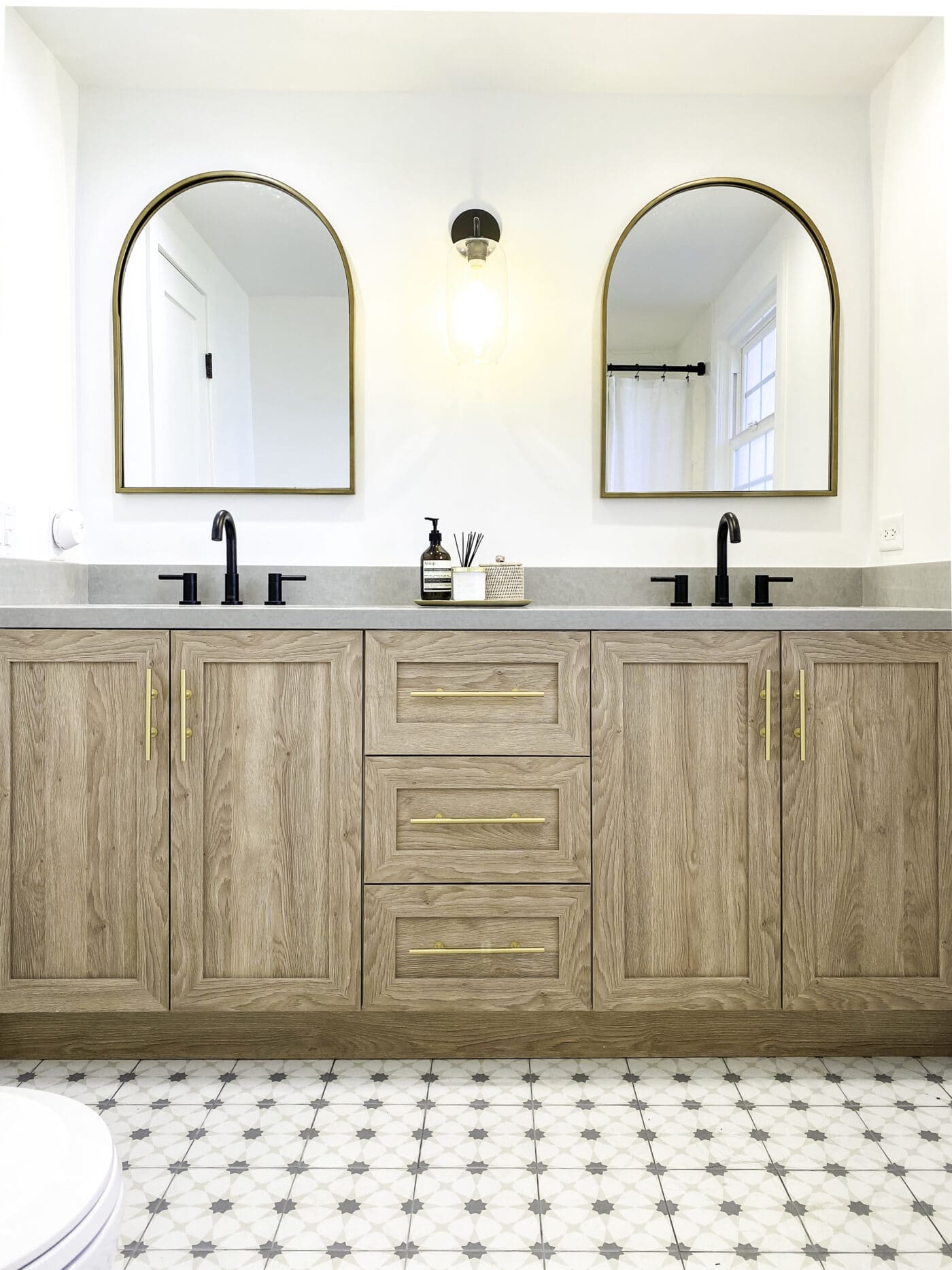 5 Bathrooms Featuring Chris Loves Julia’s Cove Cabinets - SemiStories