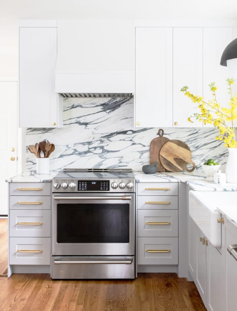White and gray kitchen with marble backsplash