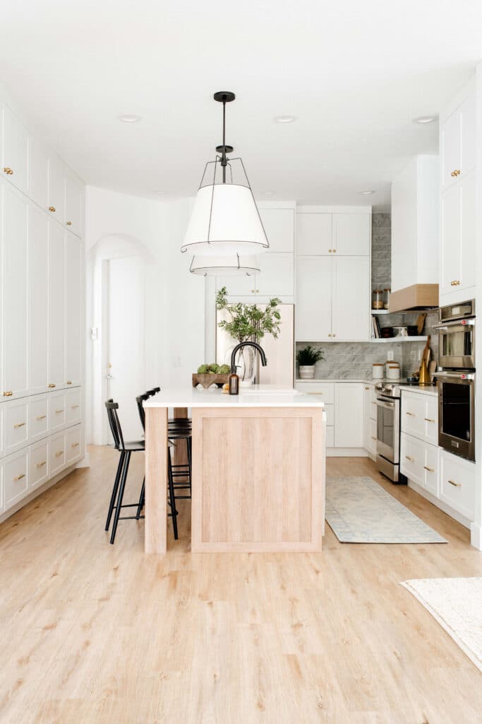 We’re Head Over Heels For This Florida Family’s Farmhouse Kitchen