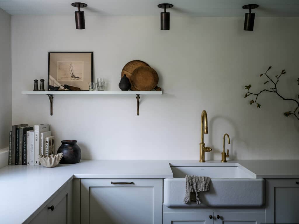 An English Modernist Kitchen That Strikes a Balance Between Bright and Moody